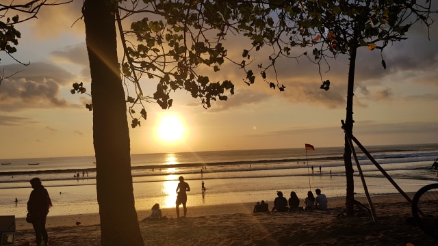 Aktivitas wisatawan domestik dan warga lokal sudah mulai kembali terlihat di Pantai Kuta, Bali - IST