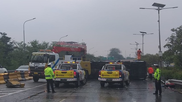 Bus Kemhan yang sempat terguling di Tol Jagorawi. Foto: Jasamarga