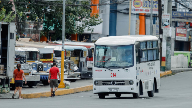 Ilustrasi transportasi bus di Filipina. Foto: AC DIMATATAC/AFP