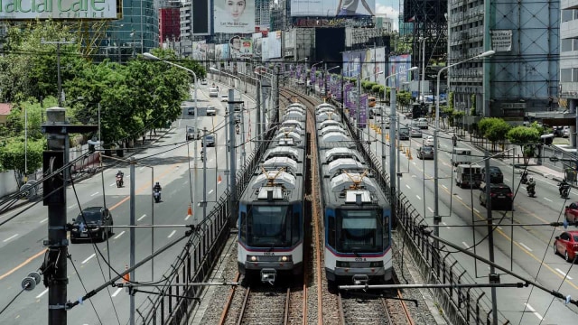 Ilustrasi transportasi kereta di Filipina. Foto: TED ALJIBE/AFP