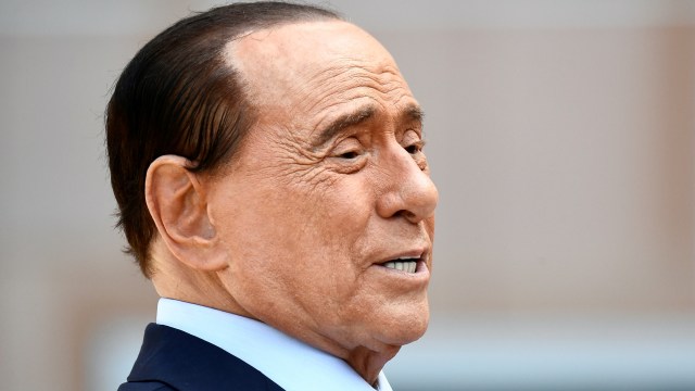 Mantan Perdana Menteri Italia Silvio Berlusconi saat ia meninggalkan rumah sakit San Raffaele Milan, Milan, Italia.Foto: Flavio Lo Scalzo/REUTERS