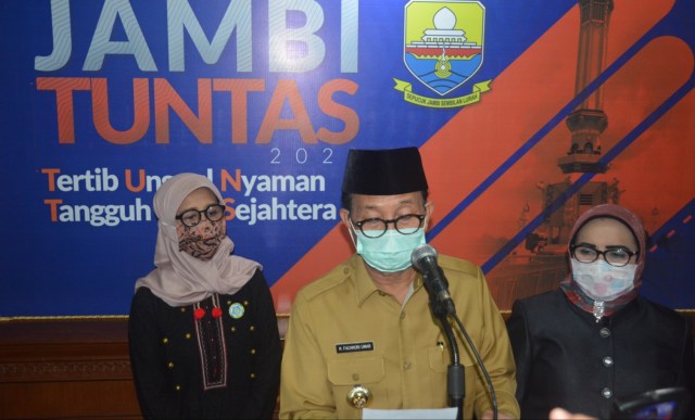 Gubernur Jambi, Fachrori Umar saat konferensi pers kasus stunting di Jambi. Foto: Hms