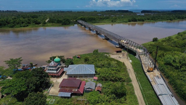 Pengerjaan jembatan kilangan di Aceh Singkil penghubung kecamatan Kuala Baru-Buloh Seuma. Foto: Abdul Hadi