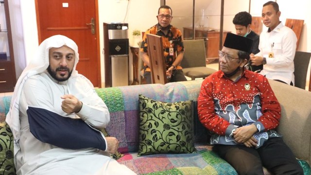 Menko Polhukam Mahfud MD temui Syekh Ali Jaber usai insiden penusukan. Foto: Twitter/@mohmahfudmd