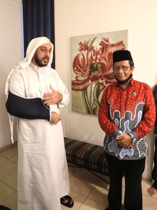 Menko Polhukam Mahfud MD temui Syekh Ali Jaber usai insiden penusukan. Foto: Twitter/@mohmahfudmd