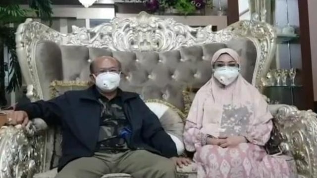 Bupati Jeneponto, Iksan Iskandar (kiri) dan istrinya, Hj Hamsiah Iksan (kanan) saat umumkan dirinya positif Covid-19 melalui video. Foto: Dok. Istimewa
