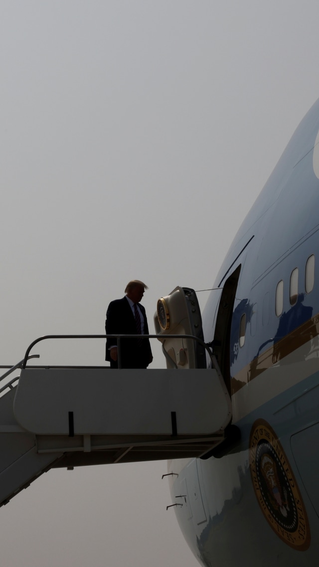 Presiden AS Donald Trump meninggalkan Bandara Internasional Phoenix Sky Harbor di Phoenix, Arizona AS, (14/9). Foto: Jonathan Ernst/REUTERS