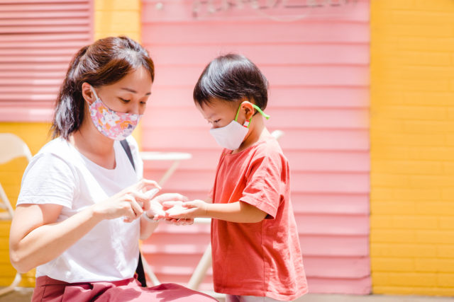 Ilustrasi ibu dan anak memakai masker Foto: Shutterstock