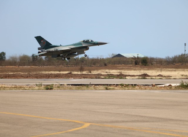 Pesawat tempur F-16 saat di Lanud El-Tari Kupang.