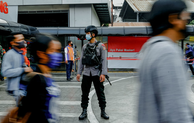 Petugas berjaga di Stasiun KRL Tanah Abang, Jakarta, Senin (14/9/2020). Foto: Ajeng DInar Ulfiana/REUTERS
