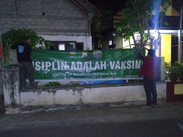 Mahasiswa PMM UMM menyiapkan Posko Tanggap Covid untuk Menyambut Gubernur JaTim (337231)