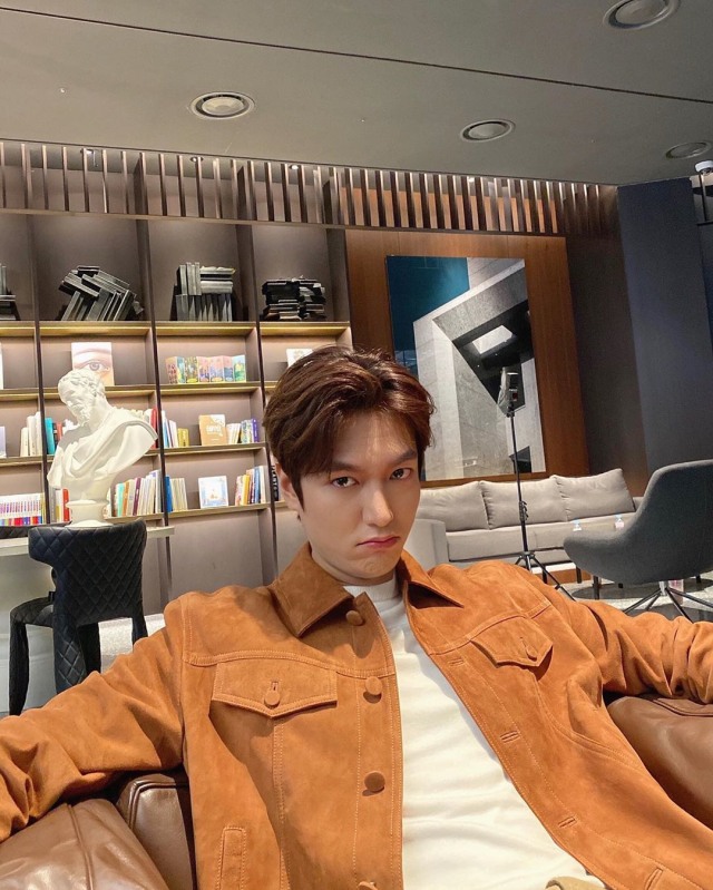 Bikin Fans Baper, Ini Potret Lee Min Ho Saat Tampak 'Boyfriend Material' (70369)