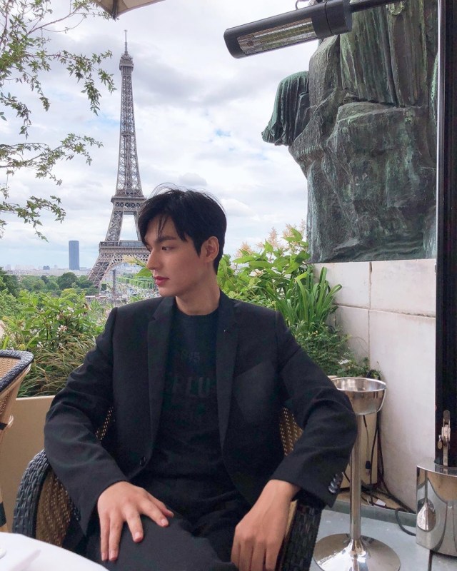 Bikin Fans Baper, Ini Potret Lee Min Ho Saat Tampak 'Boyfriend Material' (70372)