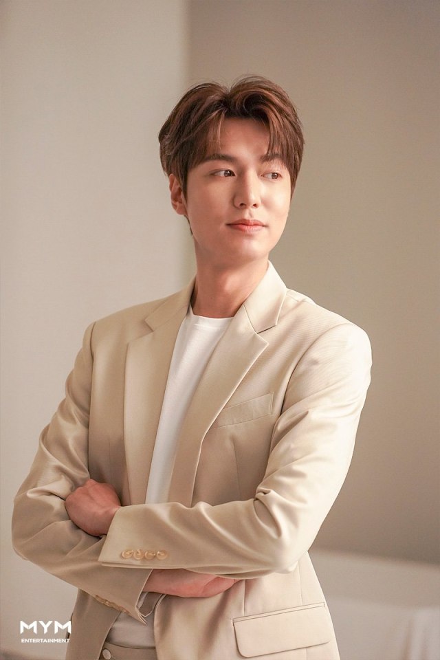 Bikin Fans Baper, Ini Potret Lee Min Ho Saat Tampak 'Boyfriend Material' (70366)