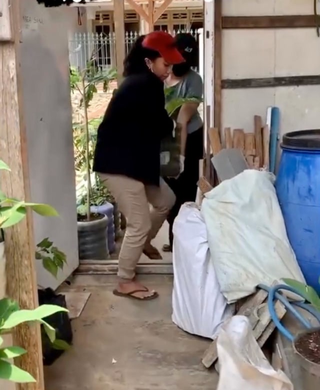 PMM UMM 37 ikut serta warga Villa Gunung Buring dalam pemindahan tanaman (246782)
