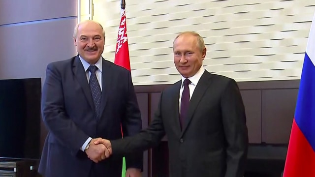 Pertemuan Presiden Belarusia Alaxander Lukashenko dan Presiden Rusia Vladimir Putin. Foto: Russian Presidential Executive Office/Handout via REUTERS