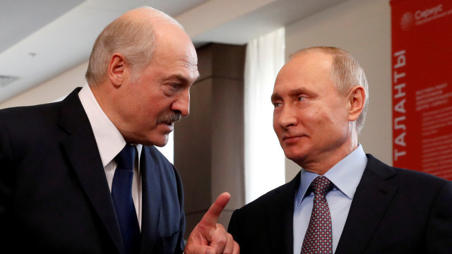 Pertemuan Presiden Belarusia Alaxander Lukashenko dan Presiden Rusia Vladimir Putin. Foto: Sergei Chirikov/Pool via REUTERS