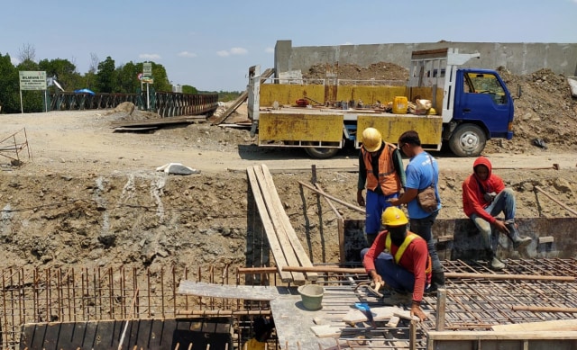 Sejumlah pekerja tengah membangun Jembatan Kali Kemiri di Kecamatan Tegal Barat Kota Tegal dalam proyek pengerjaan Jalingkut Tegal-Brebes, Selasa (15/9/2020)