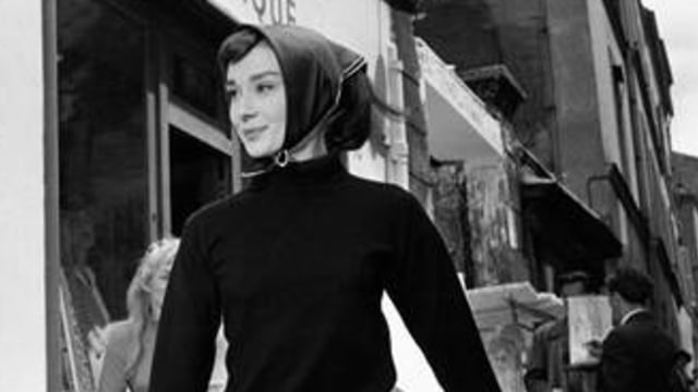 Audrey Hepburn mengenakan turtleneck dok Uniqlo