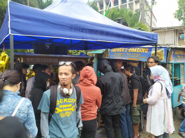 Odading Mang Oleh di Bandung yang ramai didatangi pembeli usai viral di medsos. Foto: Rachmadi Rasyad/kumparan