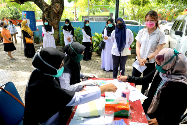 Warga antre pada pemeriksaan tes swab di Banda Aceh, Rabu (17//6). Foto: Suparta/acehkini
