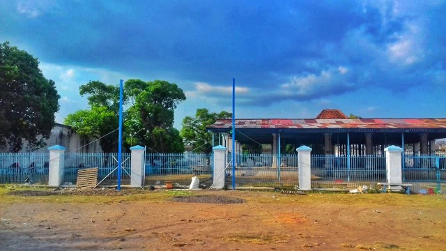 Pembangunan tiang baliho di area kawasan cagar budaya Alun-Alun Selatan Kota Solo ditentang oleh Lembaga Dewan Adat Keraton Surakarta, GKR Wandansari