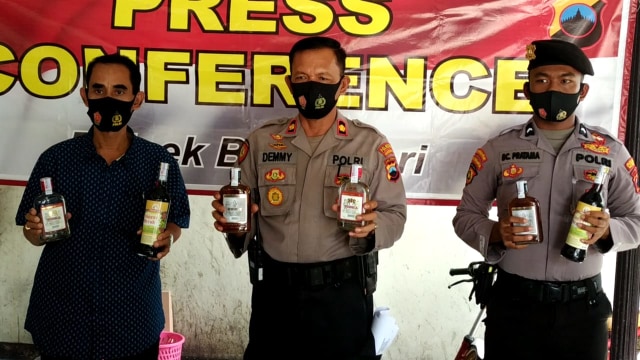 Terjaring razia membuat seorang pria asal Boyolali bernama DS (28) gagal lakukan transaksi minuman keras senilai puluhan juta rupiah. Sedangkan minuman keras ilegal tersebut disita sebanyak 232 botol