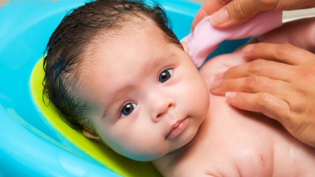 Apakah Bayi Demam Perlu Dimandikan? (273764)