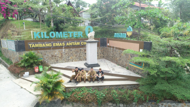 Tim saat melakukan observasi dan dokumentasi calon geoheritage KM 0 Tambang Emas Antam Cikotok, Senin (7/9)
