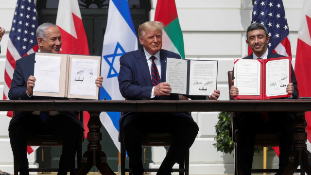 Perdana Menteri Israel Benjamin Netanyahu, Presiden AS Donald Trump dan Menteri Luar Negeri Uni Emirat Arab (UEA) Abdullah bin Zayed menunjukkan perjanjian damai Israel, UEA, dan Bahrain. Foto: Tom Brenner/REUTERS