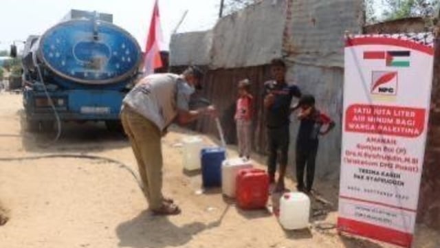 DMI menyumbang air bersih untuk rakyat Palestina. Foto: DMI