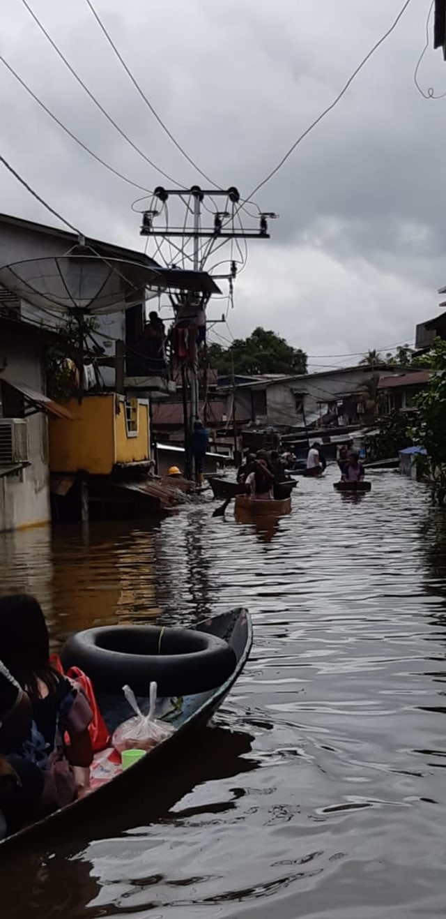 PLN Padamkan Aliran Listrik di Putussibau dan Nanga Pinoh, Kalbar, Akibat Banjir (303294)
