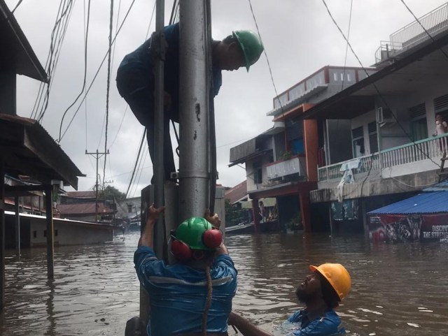 PLN Padamkan Aliran Listrik di Putussibau dan Nanga Pinoh, Kalbar, Akibat Banjir (303295)