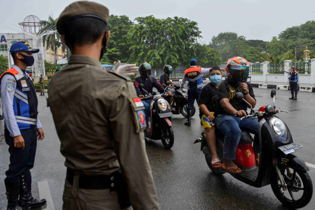 Suasana saat pelaksanaan razia masker di Banda Aceh, Aceh, Selasa (15/9). Foto: Chaideer Mahyuddin/AFP