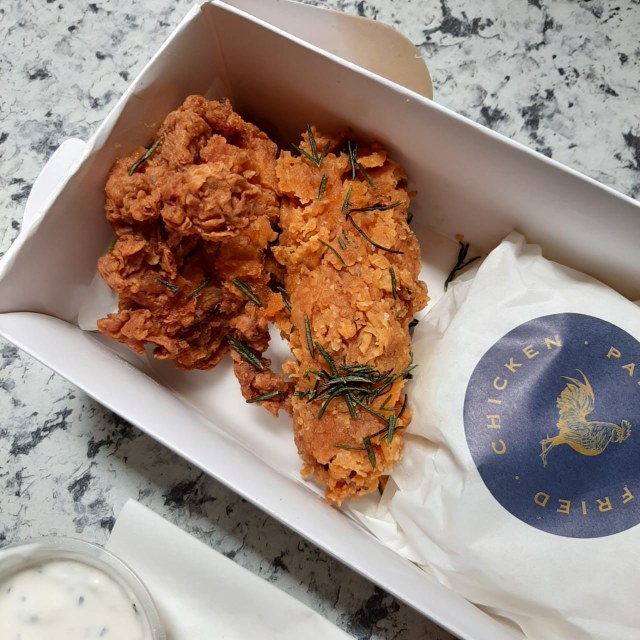 Makan Siang Ayam Goreng Buttermilk dengan Cocolan Sambal Asam nan Segar (608285)