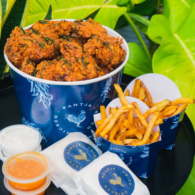 Makan Siang Ayam Goreng Buttermilk dengan Cocolan Sambal Asam nan Segar (608288)