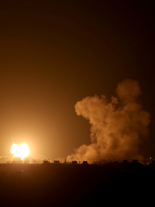 Asap dan api terlihat setelah serangan udara Israel di Jalur Gaza selatan, Rabu (16/9). Foto: Ibraheem Abu Mustafa/Reuters