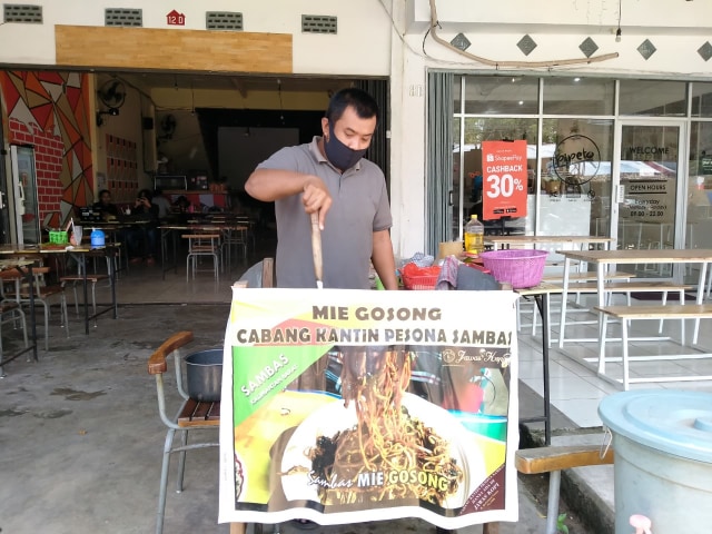 Mi Gosong, makanan khas Sambas yang dijual di Pontianak. Foto: Lydia Salsabilla/Hi!Pontianak