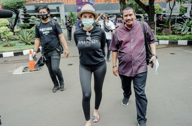 Nikita Mirzani Bocorkan Isi Postingan Indra Tarigan yang Menghina Anaknya (816578)