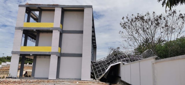 Atap SMA Negeri Karimun yang diterbangkan angin kencang pada Rabu dini hari. (Foto: Edo/batamnews)