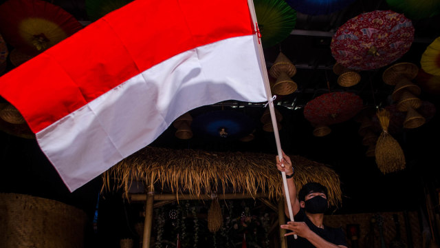 Penari membawakan tarian dengan bendera merah putih pada aksi 17 Jam Menari Untuk Indonesia di Bongkeng Art Space, Bandung, Jawa Barat, Senin (17/8/2020). Foto: Novrian Arbi/ANTARA FOTO