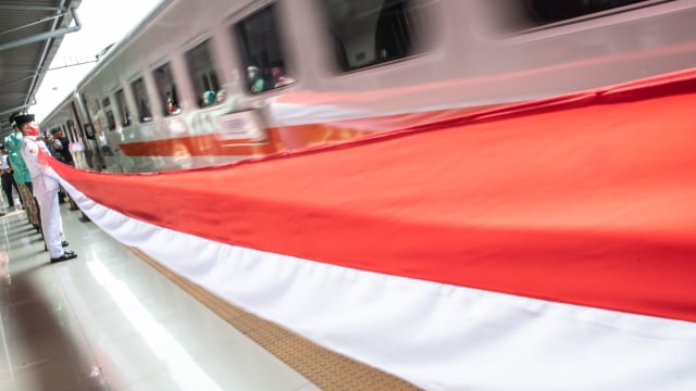 Paskibraka membentangkan bendera Merah Putih di samping rangkaian KA Serayu di Peron 1 Stasiun Pasar Senen, Jakarta, Senin (17/8/2020). Foto: Aprillio Akbar/ANTARA FOTO