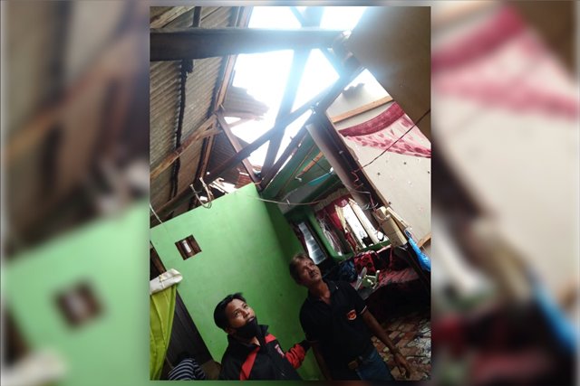 Kondisi rumah Suswadinata di Kampung Bugis yang disapu angin kencang pada Rabu dini hari. (Foto: Adi/batamnews)