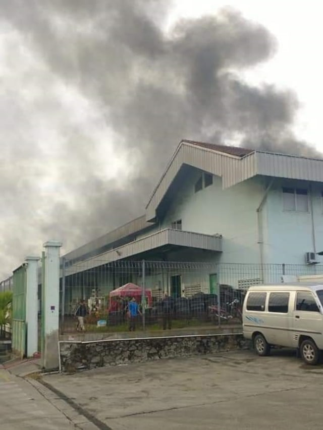 Kebakaran di Gudang makanan PT. Indomarco AdI Prima, Tanjung Morawa, Kabupaten Deli Serdang, Sumatera Utara, Rabu (16/9).  Foto: Dok. Istimewa