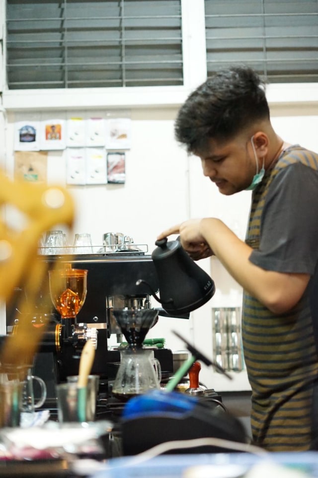 Coffee Bruh menawarkan proses menyeduh kopi sendiri untuk pelanggan. Foto: Instagram @coffeebruh.co