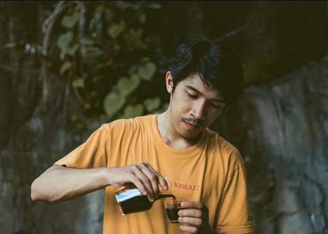 Seduh Kopi Sendiri, Pelanggan 'Coffee Bruh' Pontianak Berkesempatan Jadi Barista (307334)