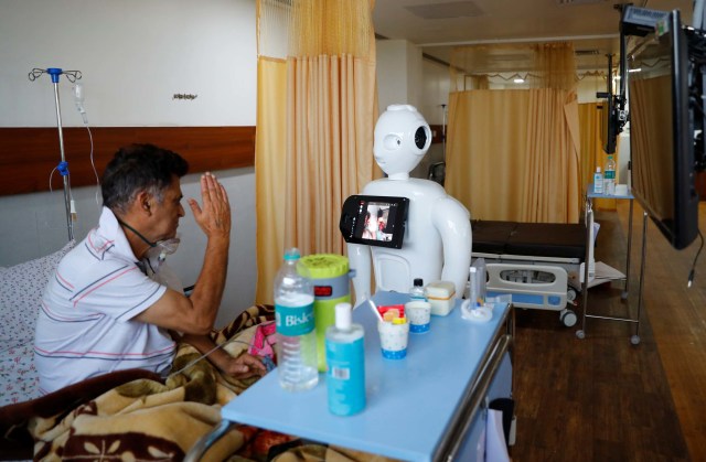 Robot Mitra membantu pasien COVID-19 berkomunikasi dengan kerabtnya di Rumah Sakit Khusus Yatharth di Noida, di pinggiran New Delhi, India, Selasa (15/9/2020).  Foto: Adnan Abidi/REUTERS