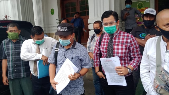 Perwakilan GNPF dan organisasi lainnya saat mendaftarkan Gugatan penundaan Pilkada Kota Medan. Foto: Dok. Istimewa