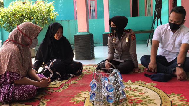 Kapolsek Babakan Madang Kompol Silfia Sukma Rosa saat mengunjungi rumah Kiai Kohar yang dikabarkan meninggal karena digebukin. Foto: Dok. Istimewa
