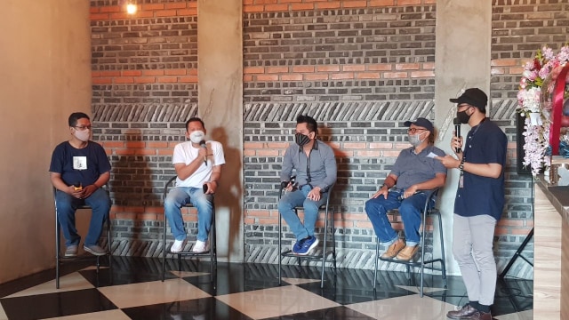 (dari kiri ke kanan) Dodi dan Adit, perwakilan dari Jikustik; Andy Hwie, Acting Operational Manager Mahkota Event Organizer; Sugiarto, perwakilan dari Madflash; dalam Press Conference Drive In Concert, Rabu (16/9/2020). Foto: Sandra/Tugu Jogja.